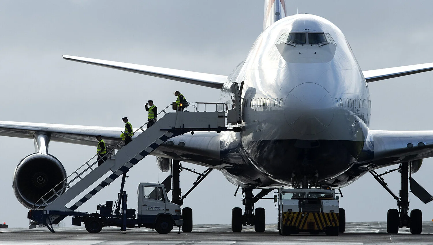 Last ba 747 jumbo jet to leave heathrow arrives at st athan